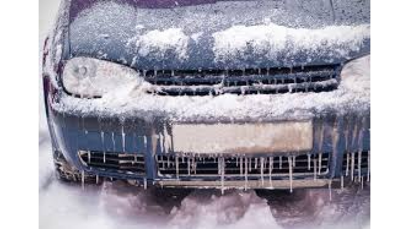 Indulás a jégen: kipörgésgátló vs. gumi tapadás – tippek a 155-ös keskeny kerekekhez