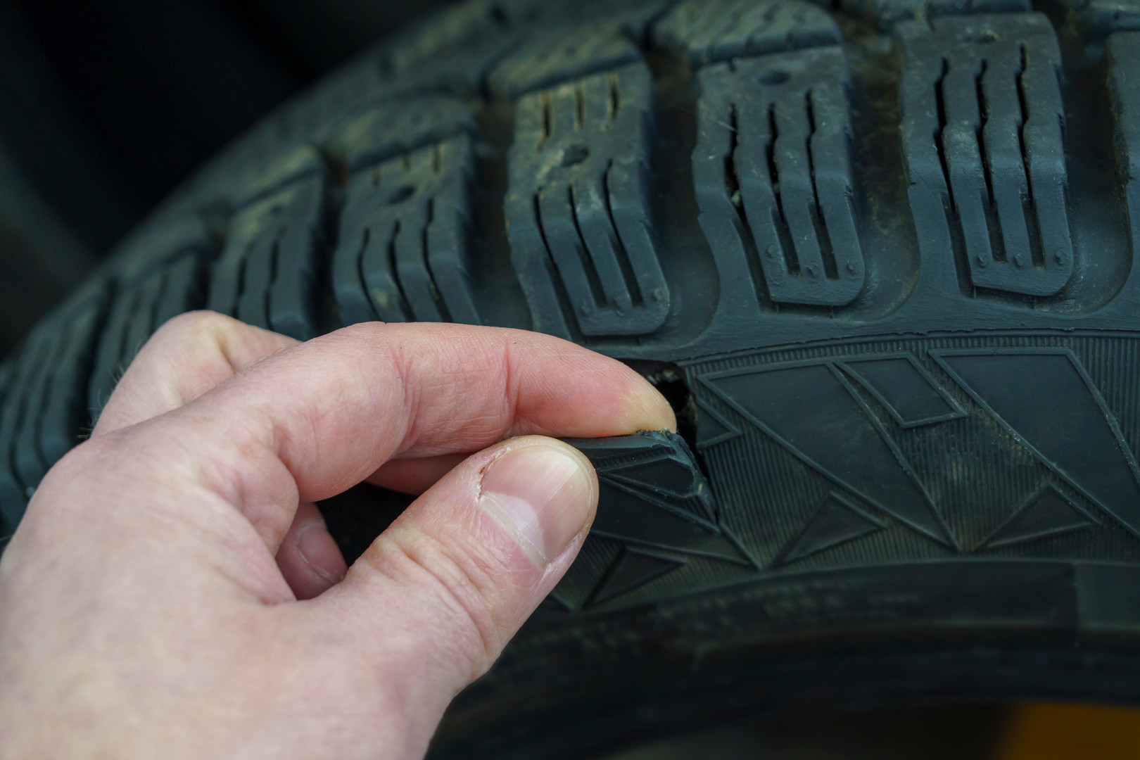 Használt gumiabroncs oldalfalán látható javíthatatlan szakadás