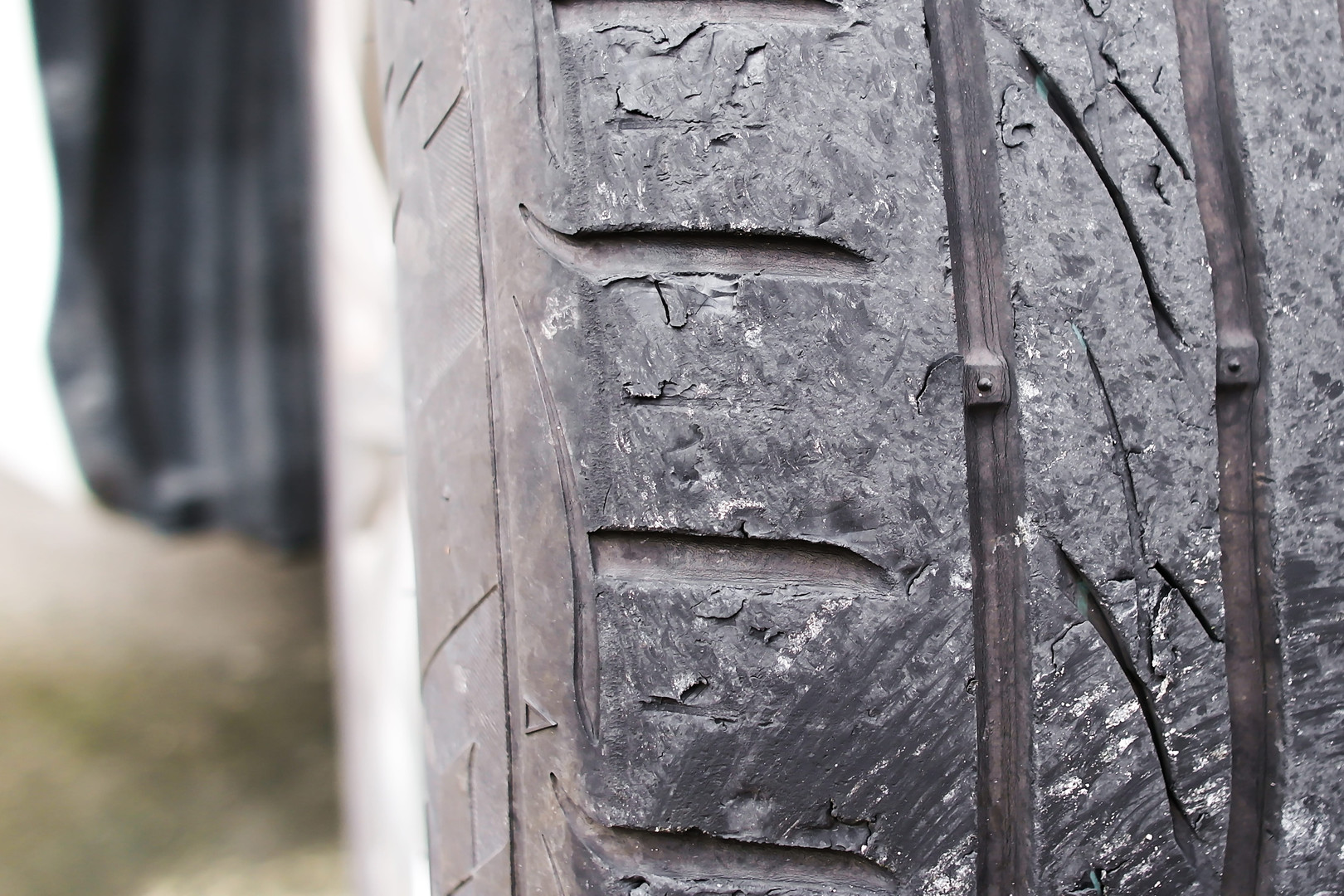 Rossz gumi jelei, repedezett, elöregedett futófelület közelről, csereérett állapotban